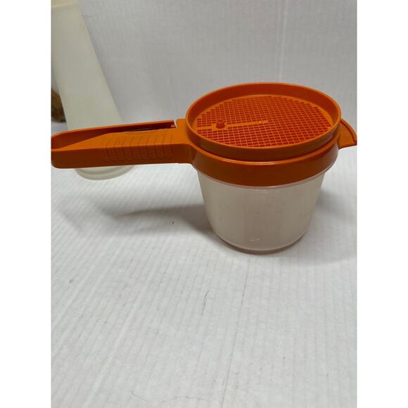 Vintage Tupperware Jifi Sift Sifter White 610 Powdered Sugar Sift-it Butter Dish - Picture 3 of 4